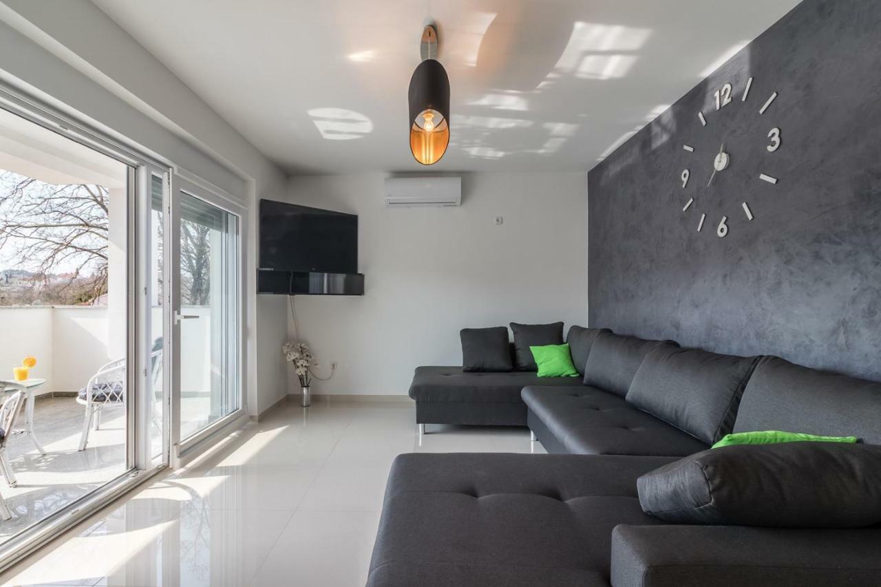 Apartments Mira พูลา ภายนอก รูปภาพ