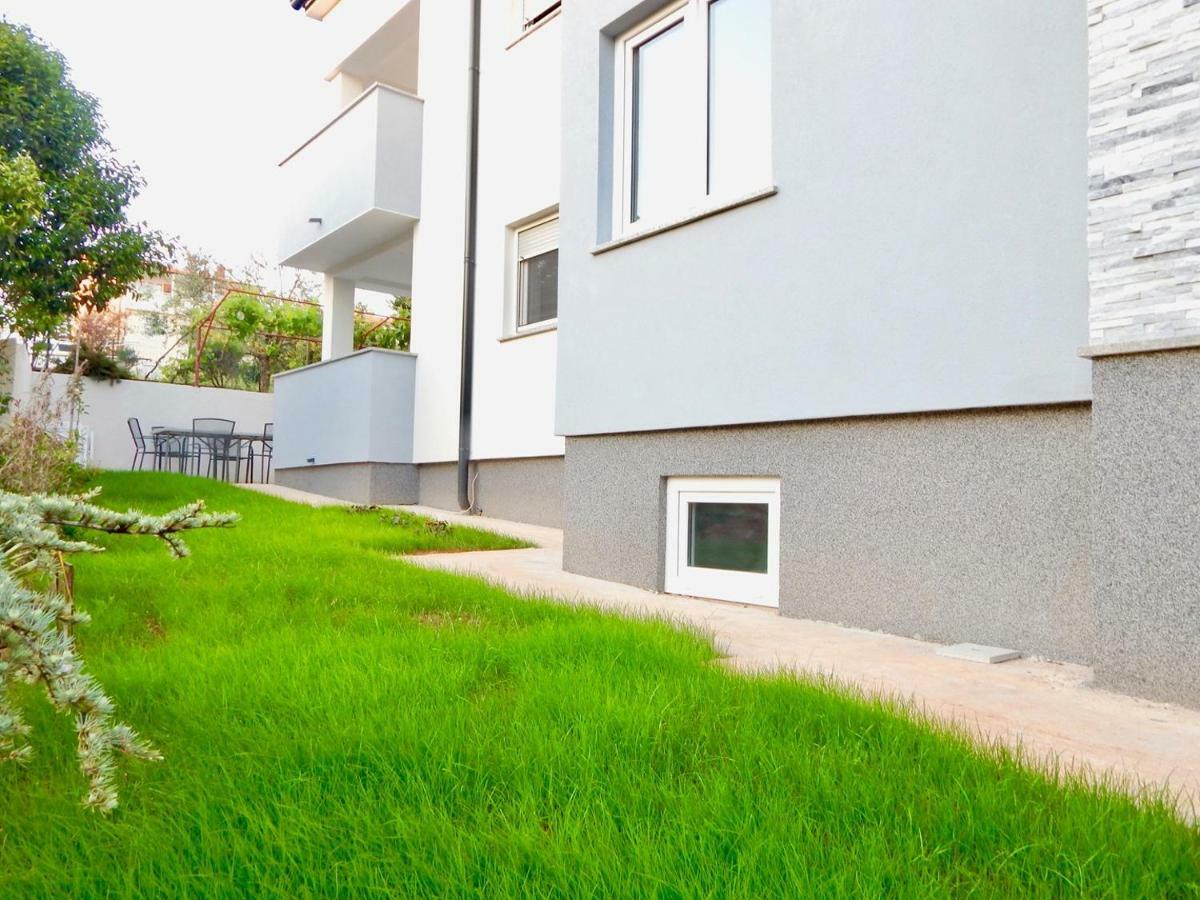 Apartments Mira พูลา ภายนอก รูปภาพ