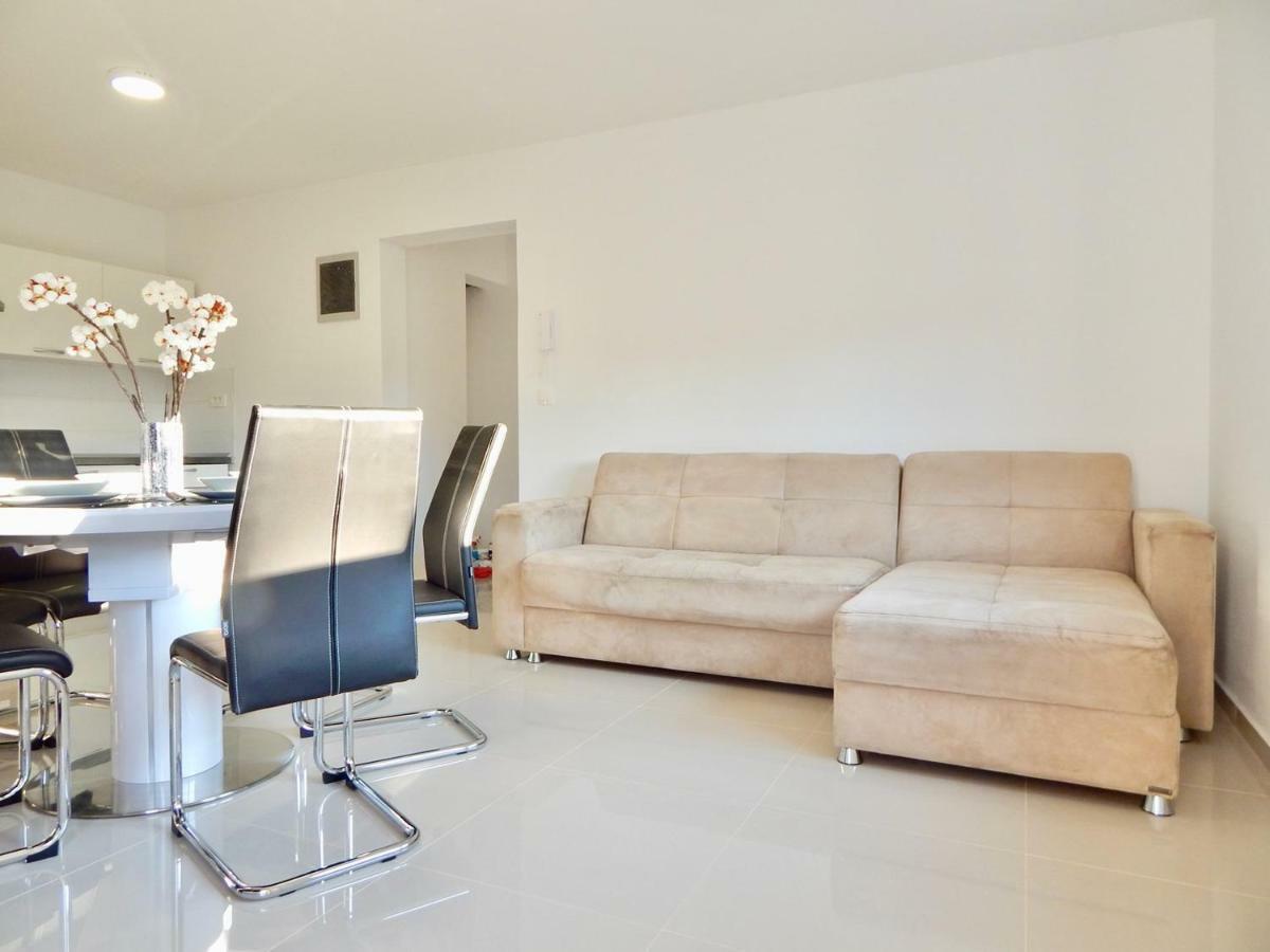 Apartments Mira พูลา ภายนอก รูปภาพ