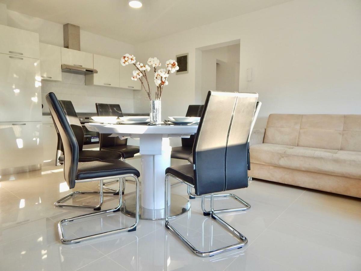 Apartments Mira พูลา ภายนอก รูปภาพ