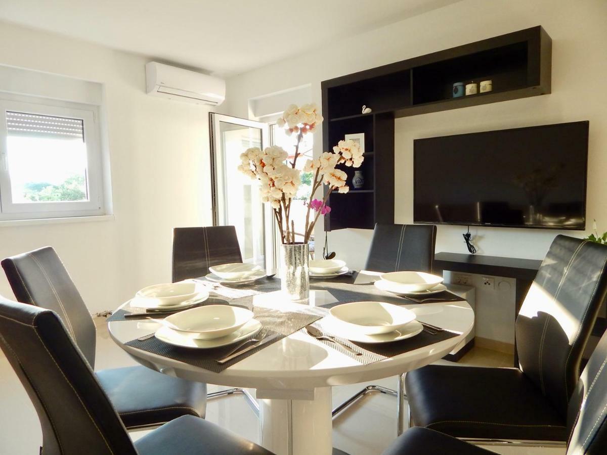 Apartments Mira พูลา ภายนอก รูปภาพ