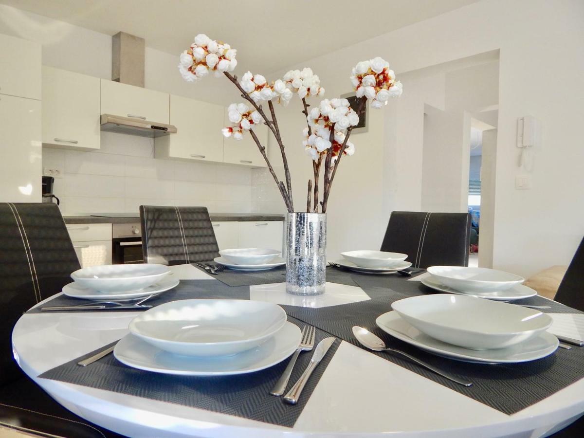 Apartments Mira พูลา ภายนอก รูปภาพ