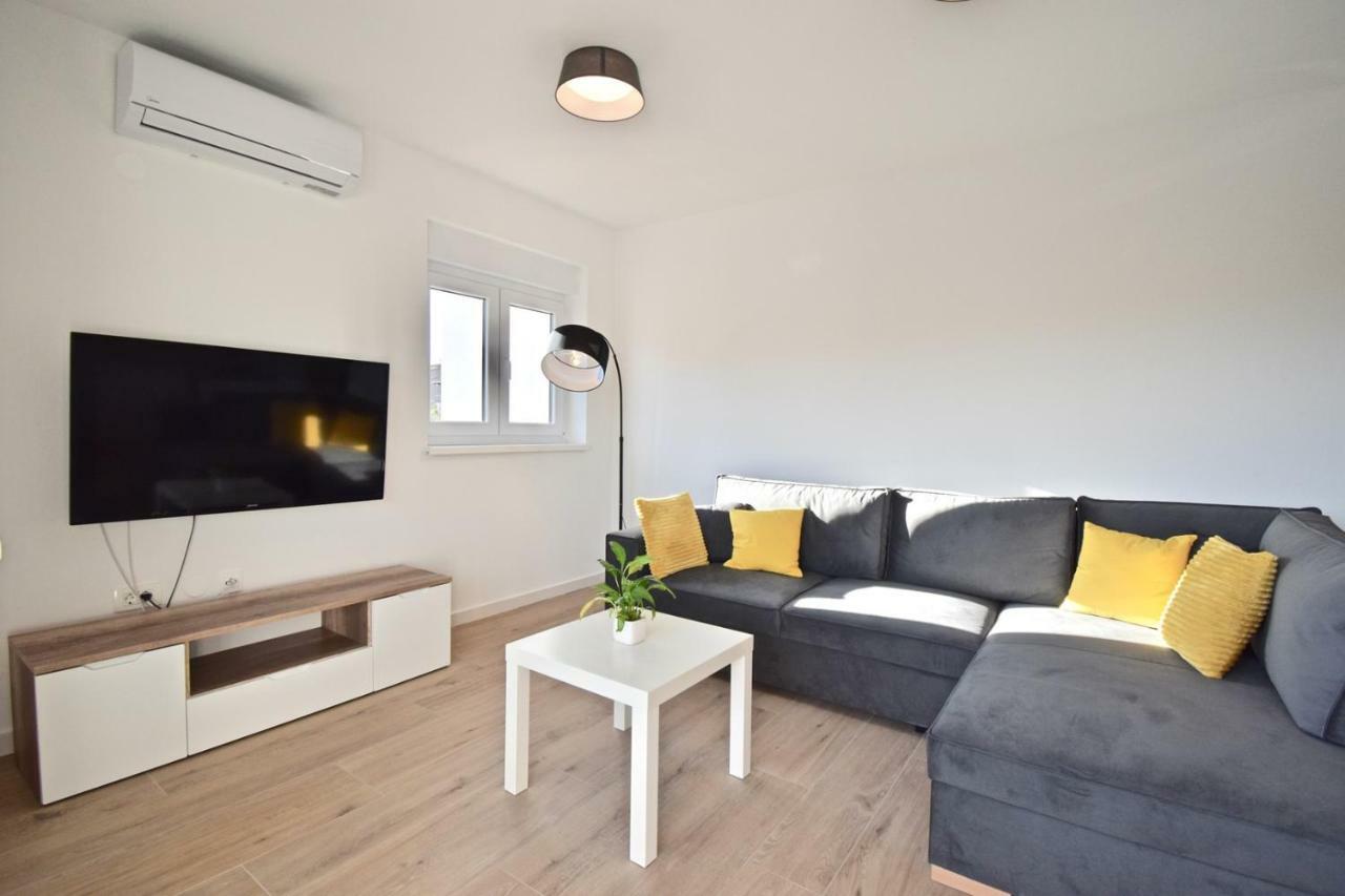Apartments Mira พูลา ภายนอก รูปภาพ