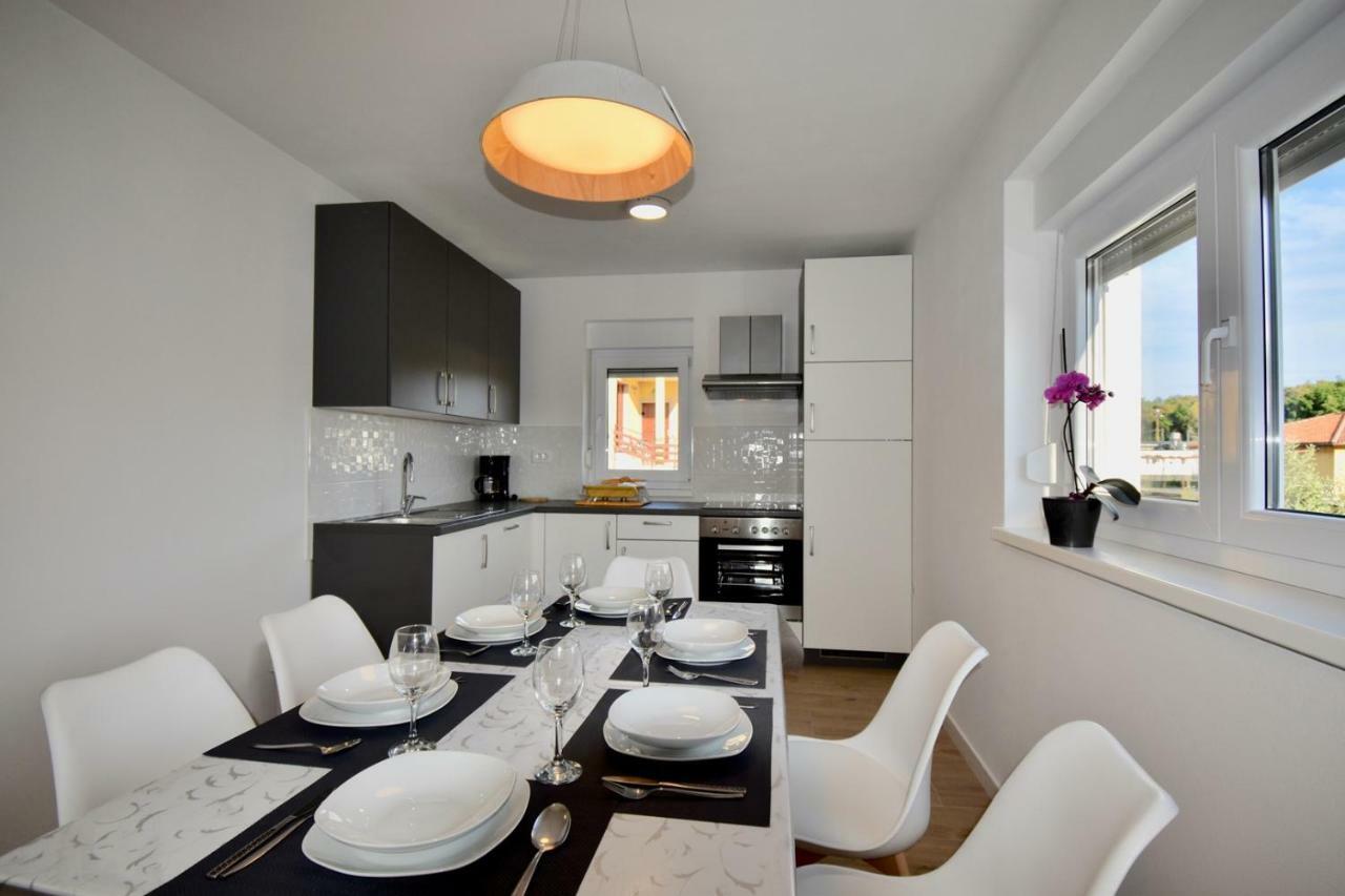 Apartments Mira พูลา ภายนอก รูปภาพ
