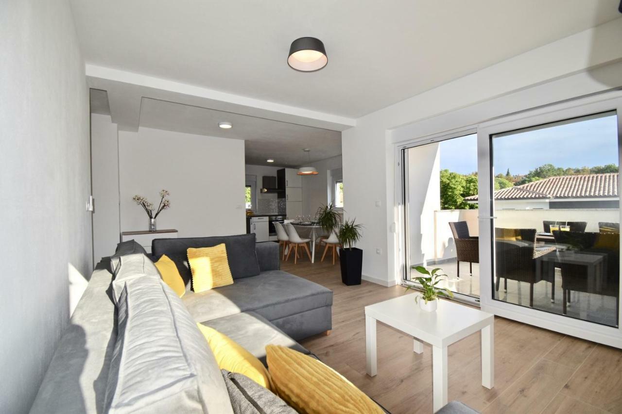 Apartments Mira พูลา ภายนอก รูปภาพ