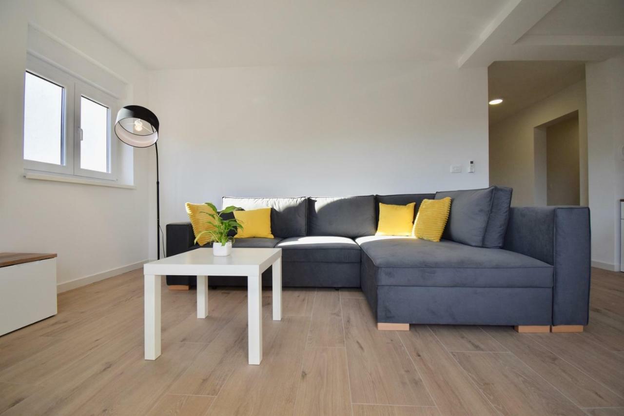 Apartments Mira พูลา ภายนอก รูปภาพ